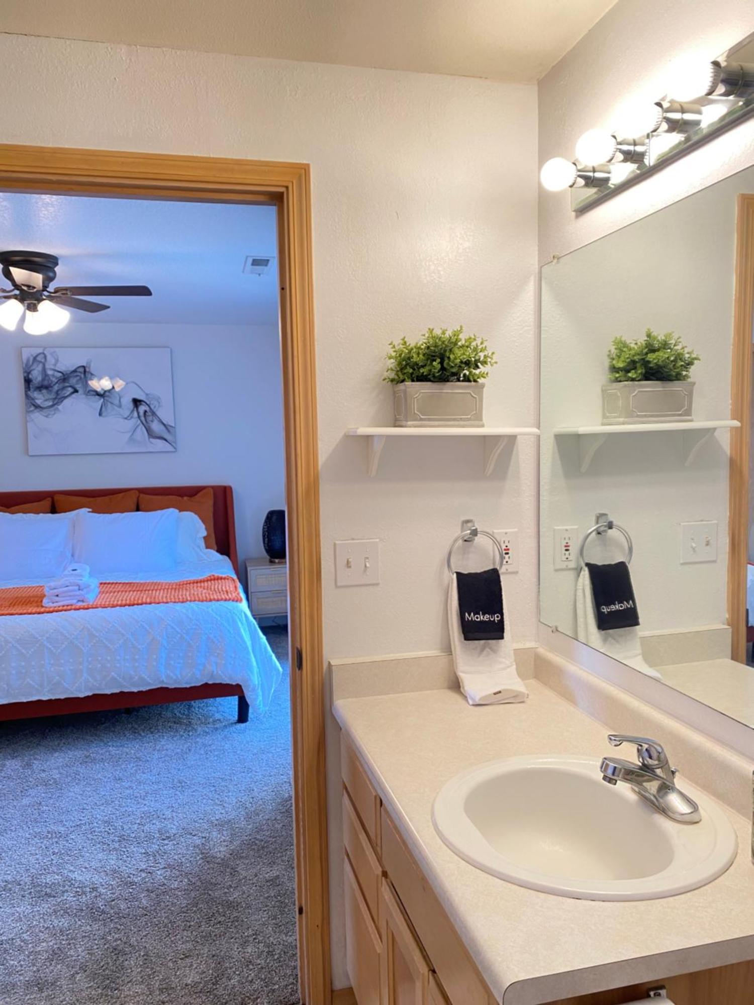 Villa Hot Tub! King Bed-Firepitt-Near Airport& Freeway Medford Exterior foto